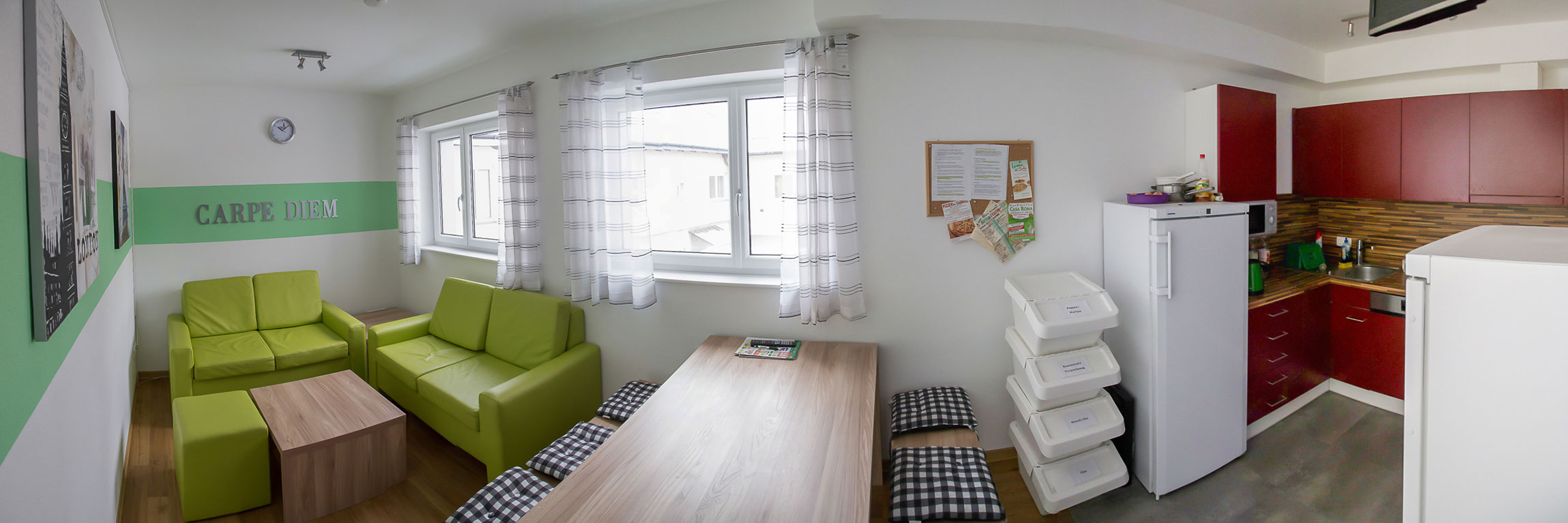 Das Bild zeigt die Gemeinschaftsküche/den Aufenthaltsraum im Studenten- und Gästehaus Steyr