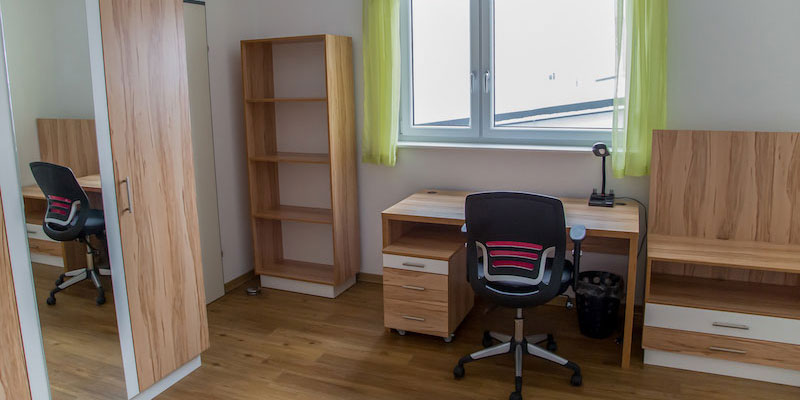 Das Bild zeigt ein Studentenzimmer im Studenten- und Gästehaus Steyr